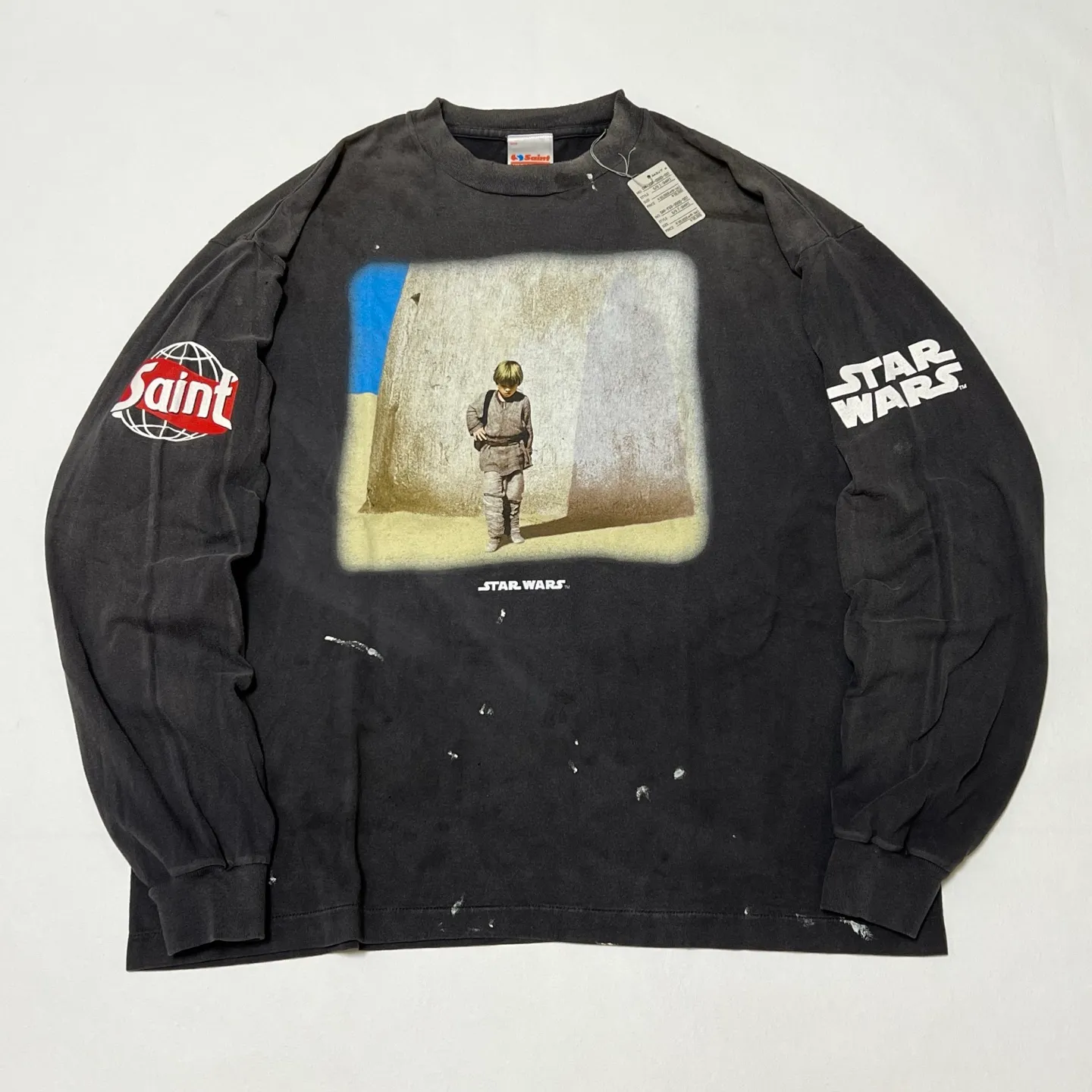 SAINT Mxxxxxx × STAR WARS SW_LS TEE /DARTHVADER/BLK Star Wars co-branded model Darth Vader/Anakin Skywalker distressed long sleeves washed black S-XL The print comes from "Anakin Skywalker" in "STAR WARS Episode I/The Phantom Menace" The impressive poster visual and the design of "Darth Vader" printed on the back The entire garment is hand-processed with dirt, washed with water, and printed with a distressed feel, which perfectly interprets the artistic specialty of NEW VINTAGE. In addition, the original co-branded main mark/wash mark/little angel anti-counterfeiting mark can be customized. It can be said that every detail of ZP is perfectly reproduced.
